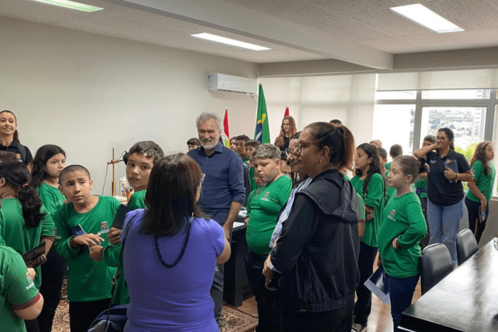 Alunos da Escola Monteiro Lobato de Xanxerê, em visita á prefeitura com Prefeito e vice.