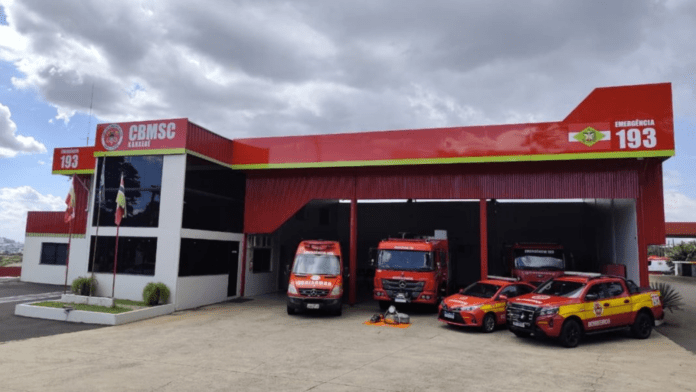 14º Batalhão de Bombeiros Militar de Xanxerê com viaturas a frente