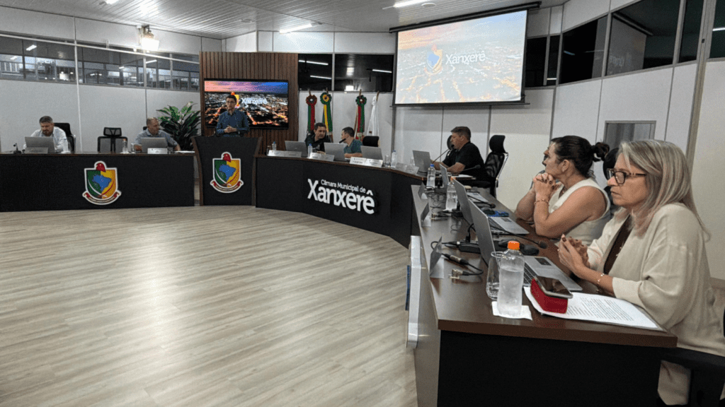 Câmara de Xanxerê com vereadores sentados em seus lugares.