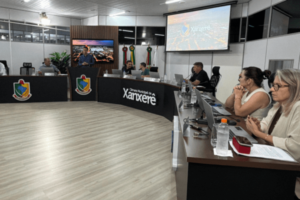 Câmara de Xanxerê com vereadores sentados em seus lugares.