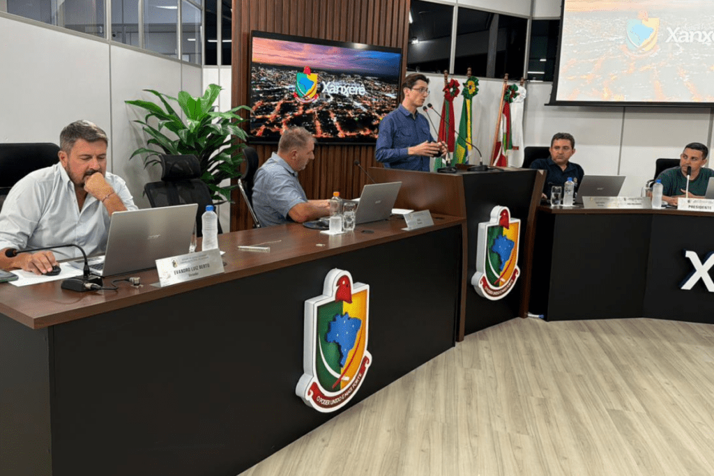 Vereadores sentados em seus lugares na Câmara Municipal de Xanxerê