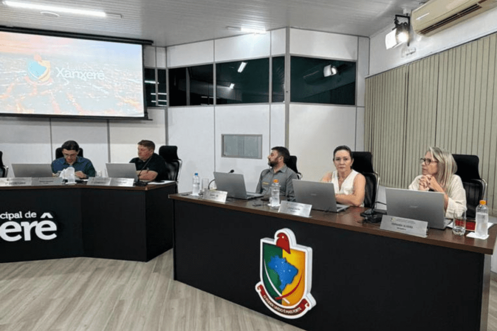 Vereadores sentados em seus lugares na Câmara Municipal de Xanxerê
