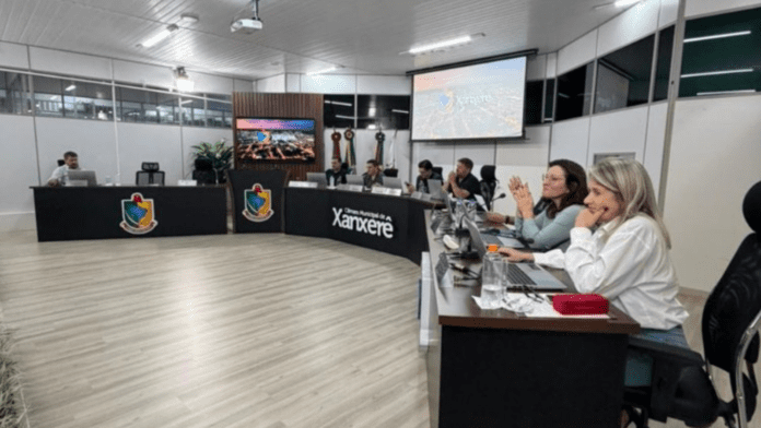 Vereadores em suas mesas na Câmara Municipal de Xanxerê