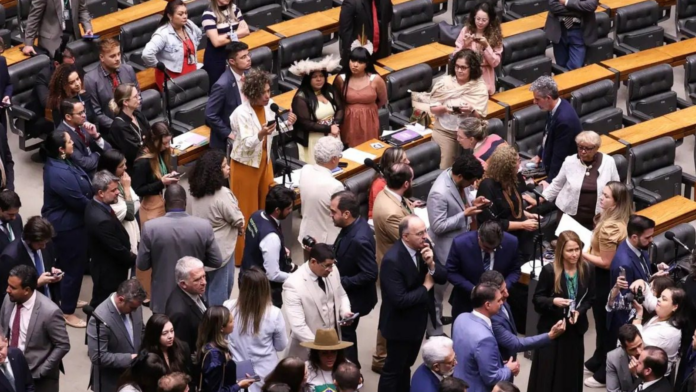 Deputados na Câmara durante votação pela derrubada do Veto da PL da Dosimetria.