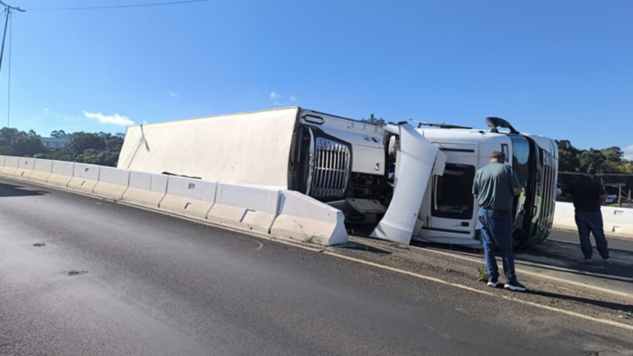 Um caminhão tombado no Elevado Vitório Cella, em Chapecó