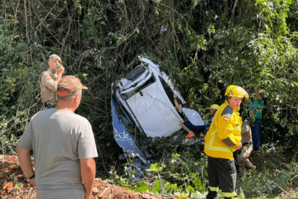 Automóvel HB20 destruído após cair em uma ribanceira em Seara/SC
