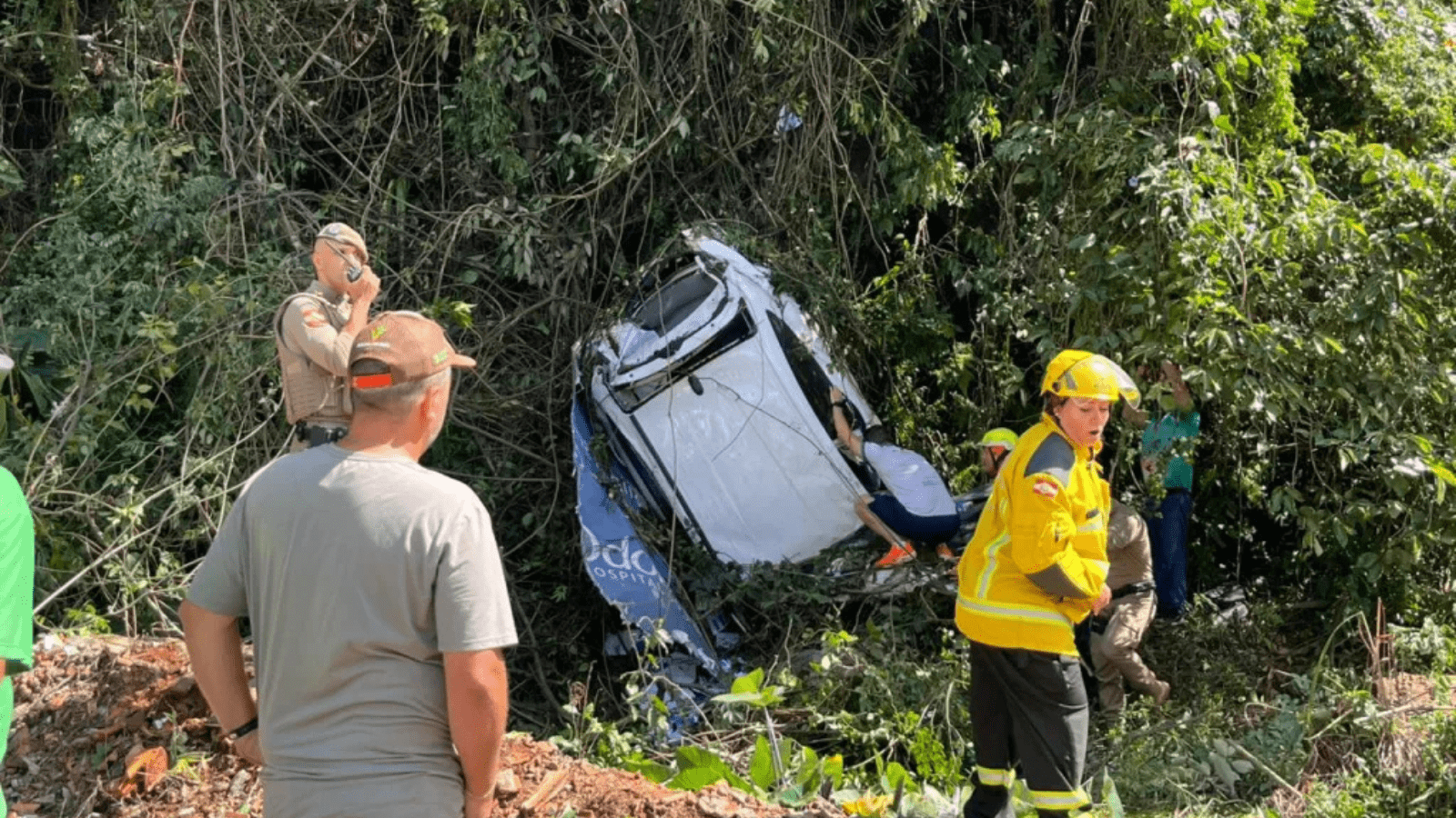 Carro e caminhão caem em ribanceira no Centro de Seara