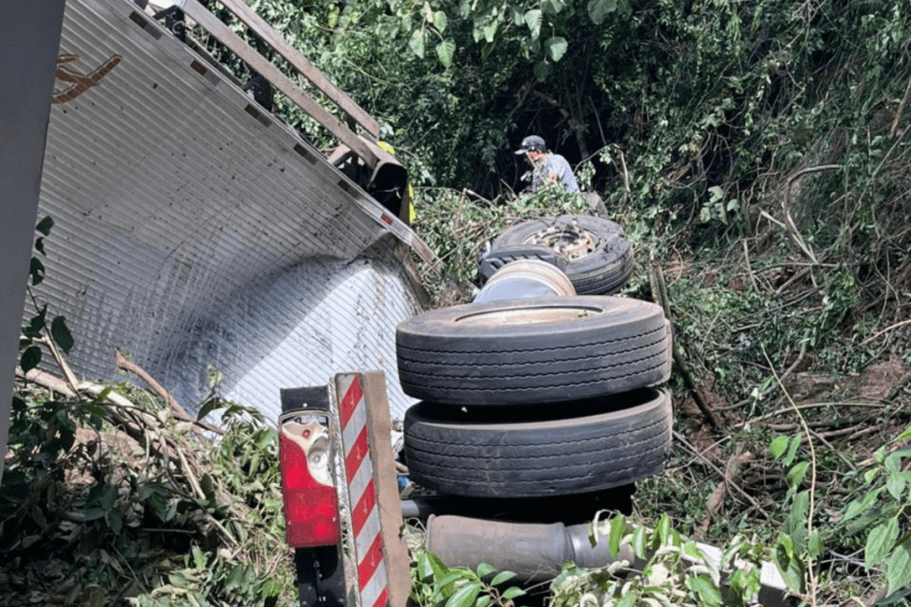 Caminhão destruído após cair em uma ribanceira em Seara/SC