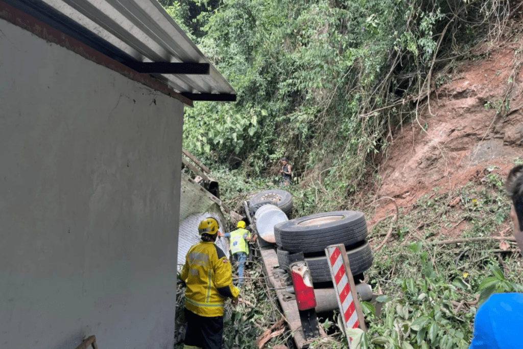 Caminhão destruído após cair em uma ribanceira em Seara/SC