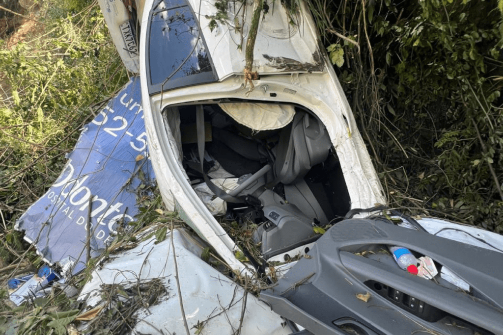 Automóvel HB20 destruído após cair em uma ribanceira em Seara/SC
