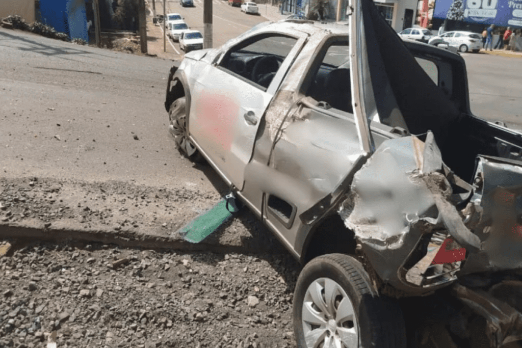 Automóvel amassado choque de caminhão qu caiu em uma ribanceira em Seara/SC