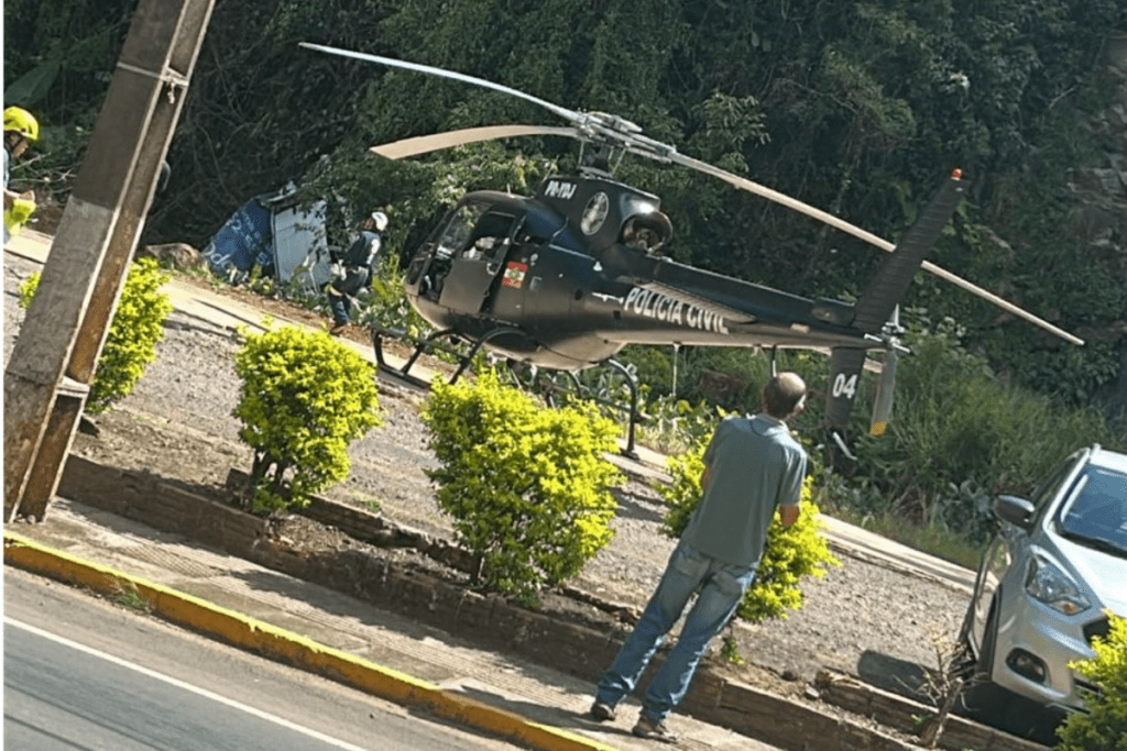 Helicóptero da Polícia Civil em atendimento ás vítimas de acidente em Seara