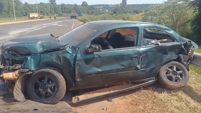 Carro destruído após acidente causado durante fuga da polícia em Chapecó