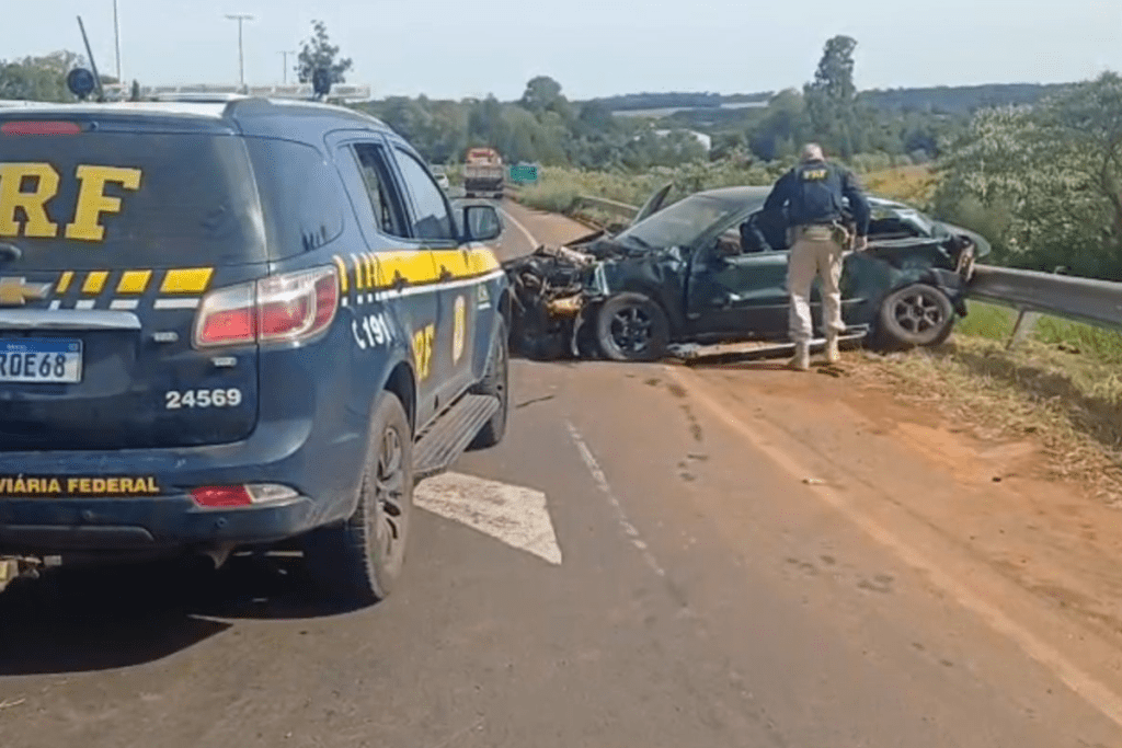 Viatura da PRF á esquerda e carro destruído por acidente após fuga em Chapecó