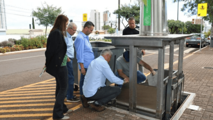 Técnicos de Porto Alegre observando o sistema de lixeiras subterrâneas de Chapecó