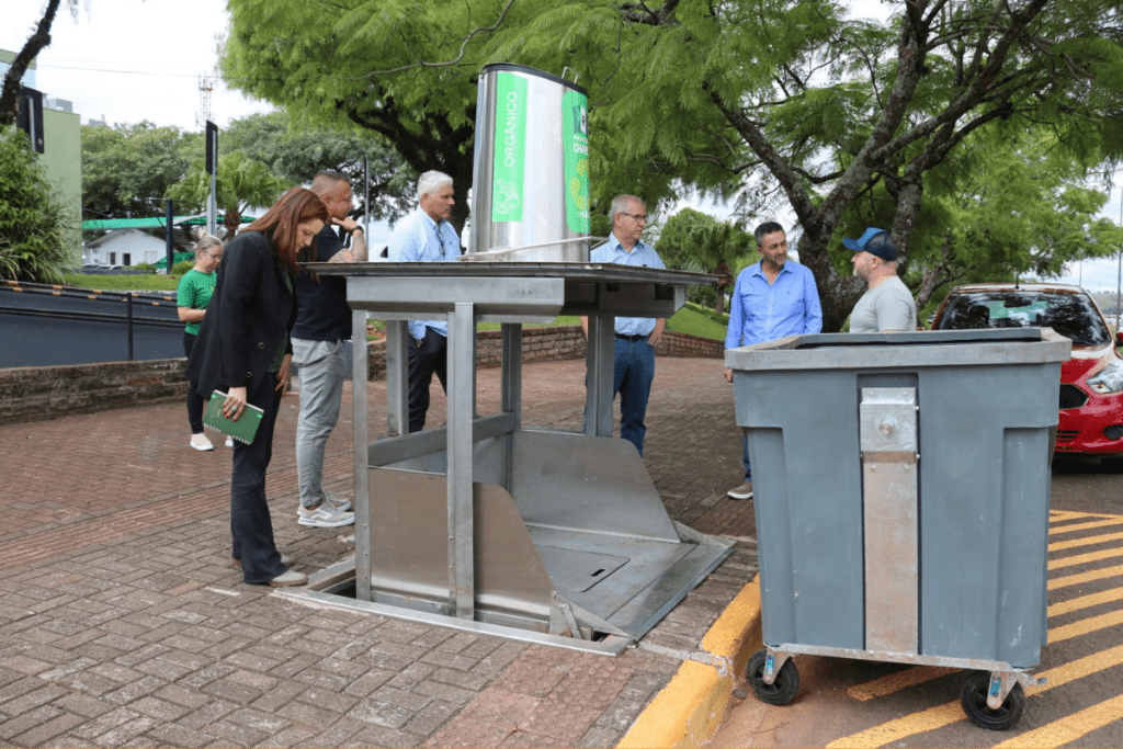 Técnicos de Porto Alegre observando o sistema de lixeiras subterrâneas de Chapecó