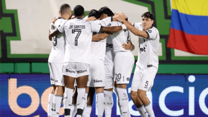 Jogadores do Botafogo comemorando gol no jogo vitorioso contra Chapecoense, em Chapecó
