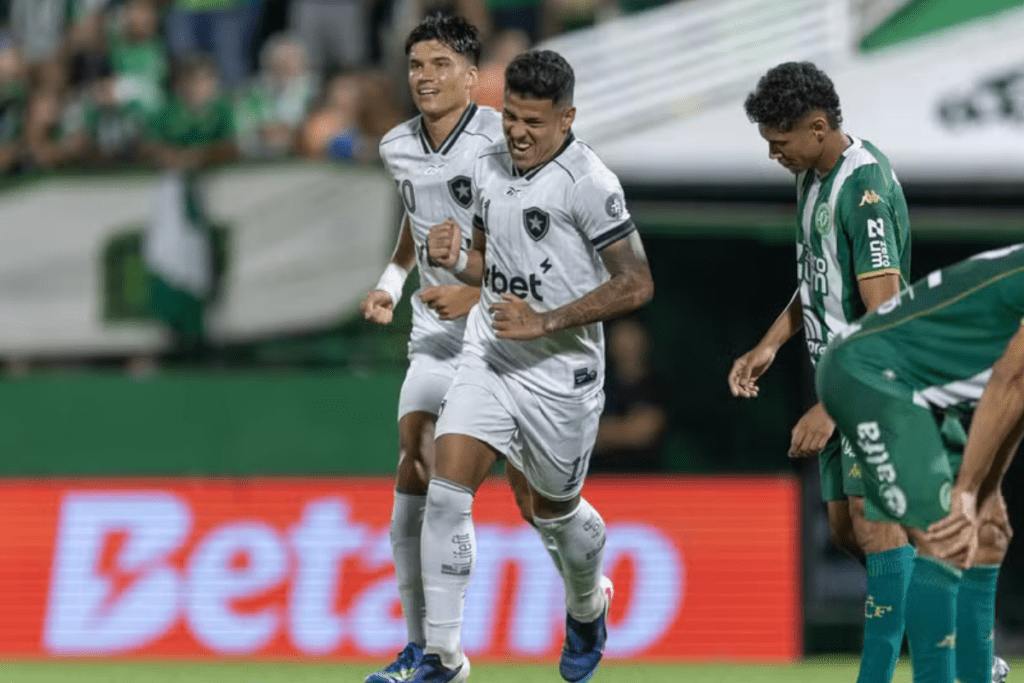 Jogador do Botafogo comemora gol em jogo vitorioso contra a Chapecoense em Chapecó.