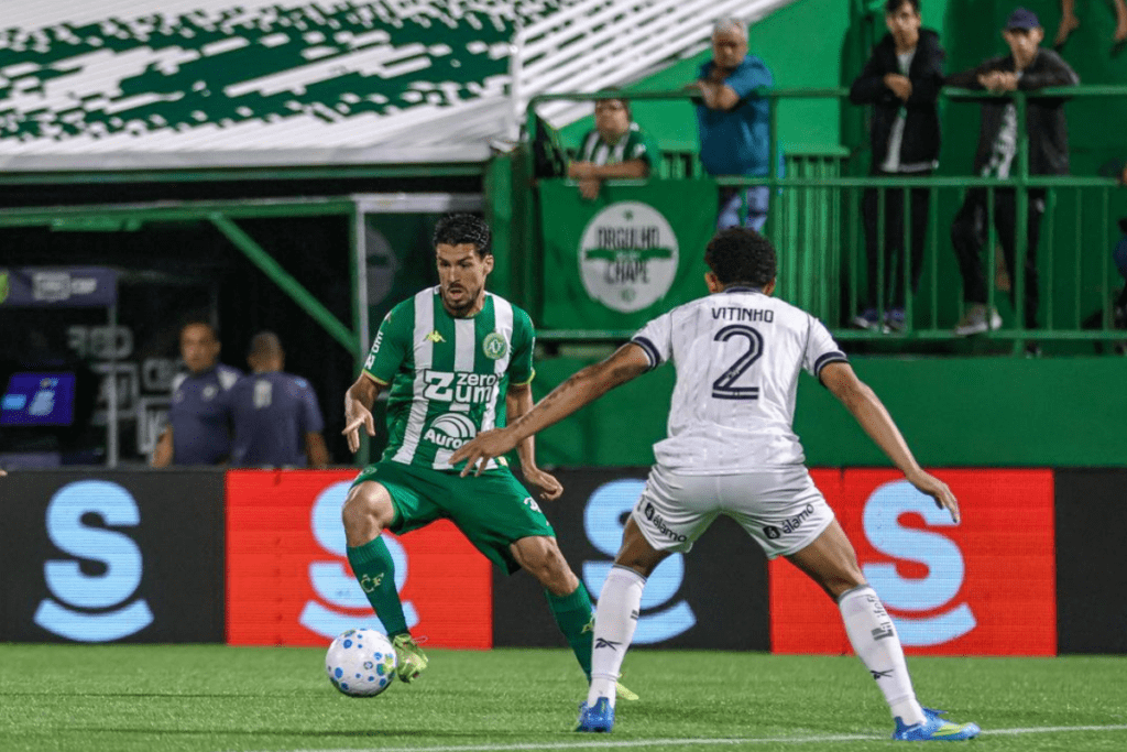 Jogadores do Botafogo e da Chapecoense em disputa pela bola no jogo em Chapecó