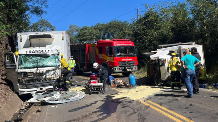 Acidente de caminhões com feridos, em Xavantina/SC