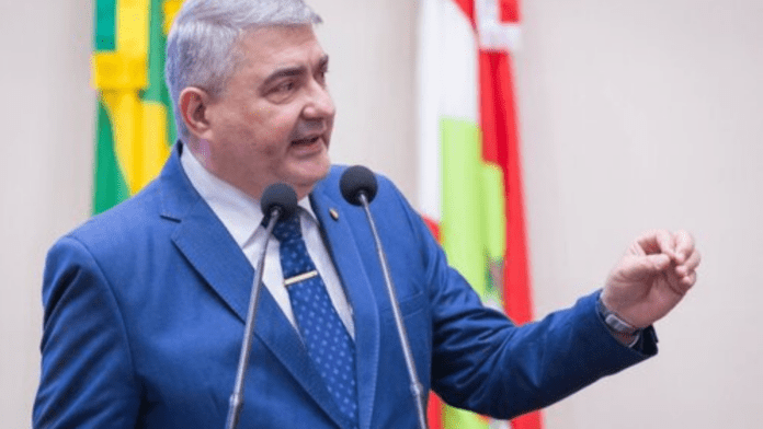 Deputado Estadual Antídio Lunelli em discurso na Assembleia Legislativa de Santa Catarina