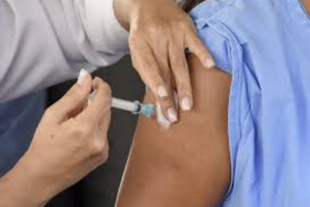 Pseeoa sendo vacinada no braço esquerdo