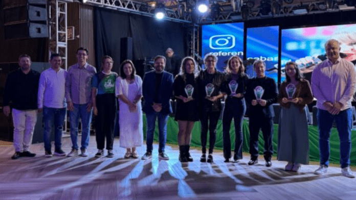 Palco do VII Canta Xanxerê com vencedores e seus prêmios.