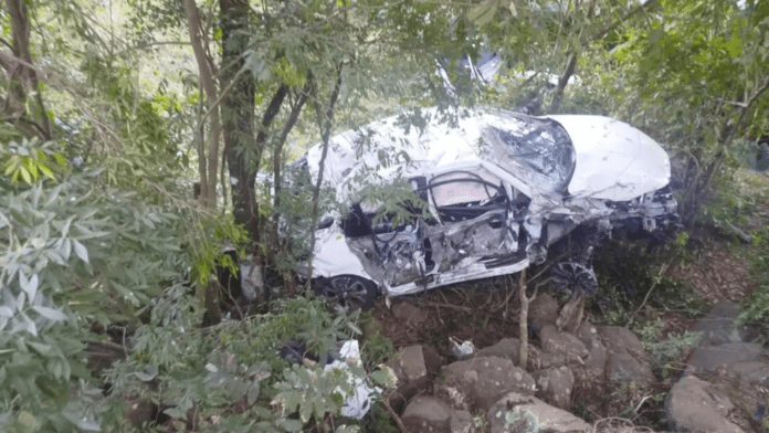 Carro em baixo de uma ribanceira após acidenteem Maravilha/SC