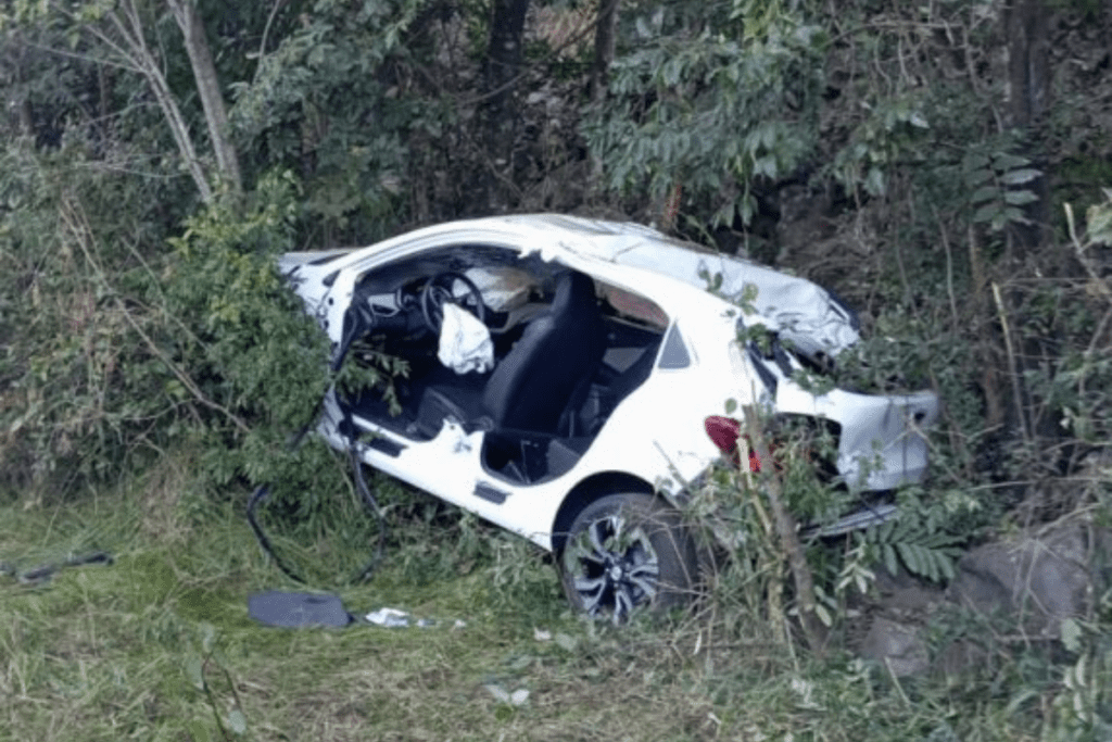 Carro em baixo de uma ribanceira após acidenteem Maravilha/SC
