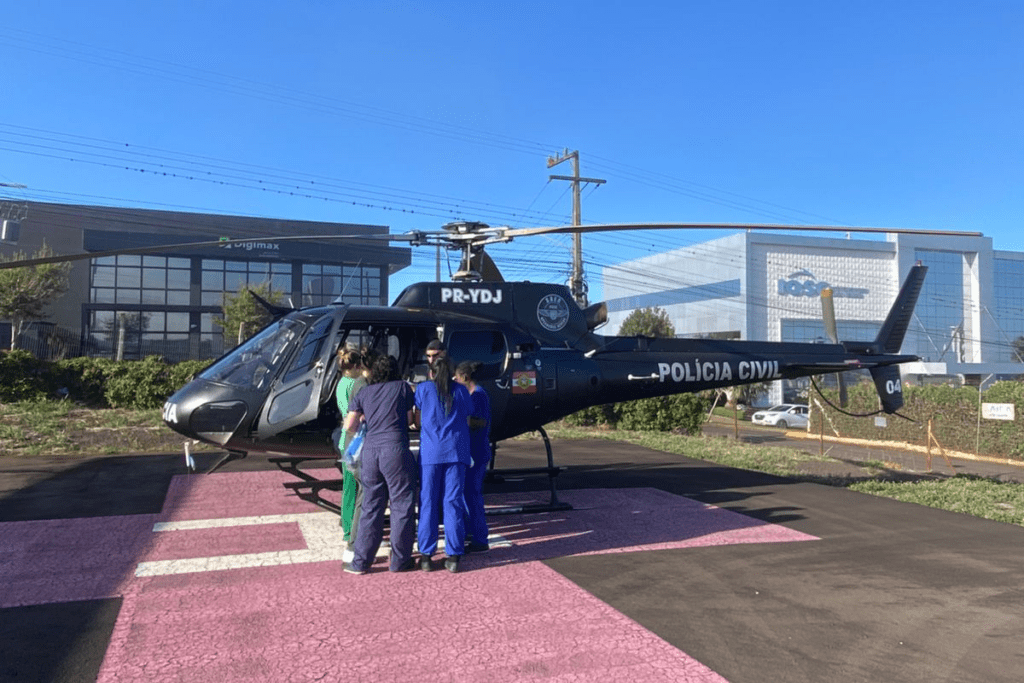 Helicóptero do Saer-Fron em transporte da vítima de acidente em Maravilha/SC