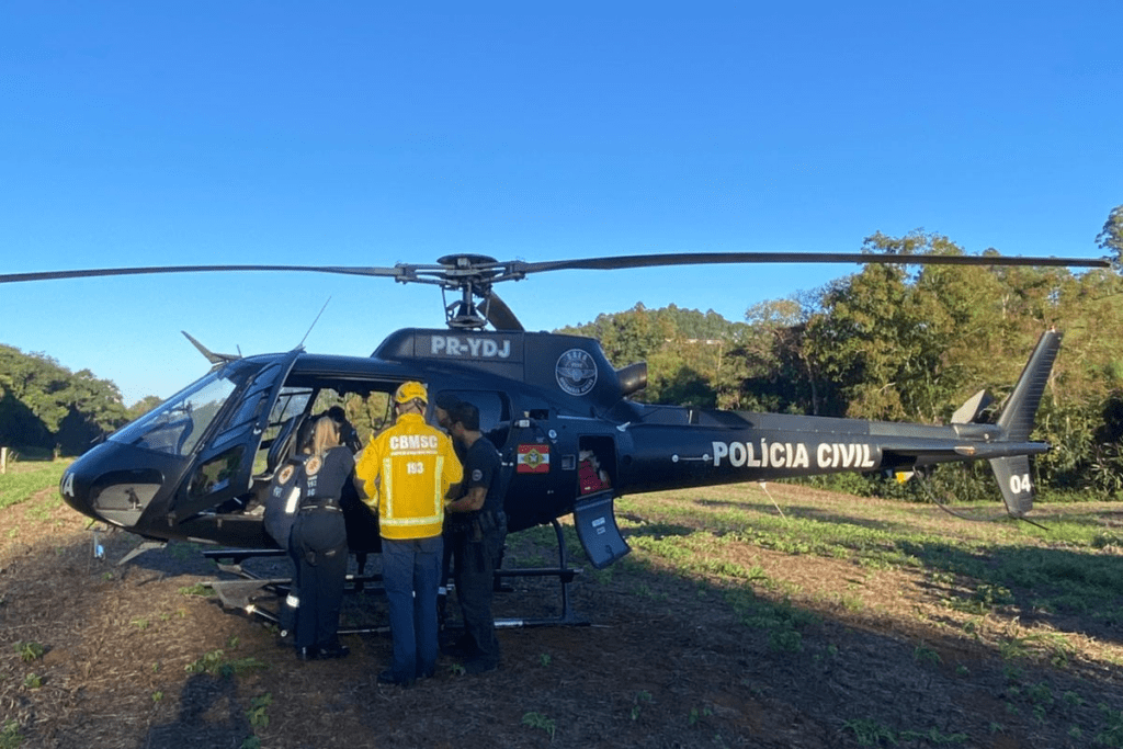 Helicóptero do Saer-Fron em transporte da vítima de acidente em Maravilha/SC