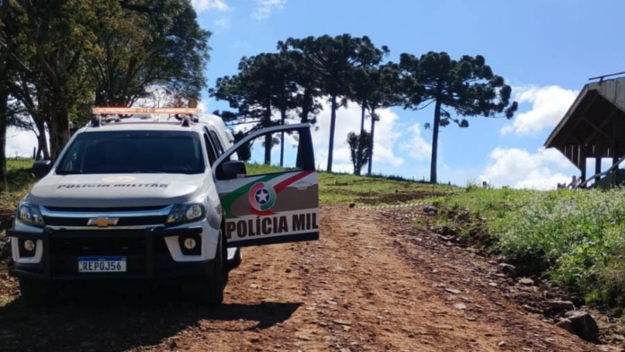 Veículo da Polícia Militar em uma rua de terra do interior de Abelardo Luz