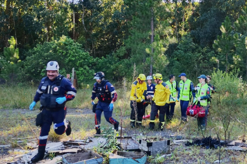 Bombeiros em resgate á homem que caiu de pedreira em Xanxerê