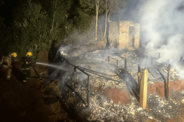 Residência destruída pelo fogo no interior de Xanxerê