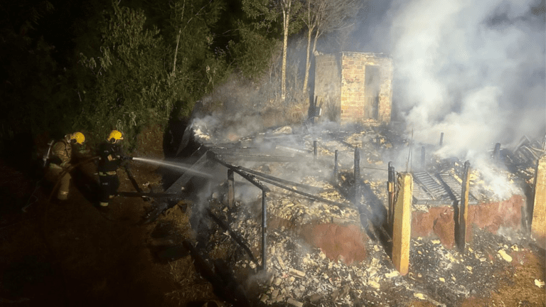 Incêndio destrói casa no interior de Xanxerê durante a madrugada