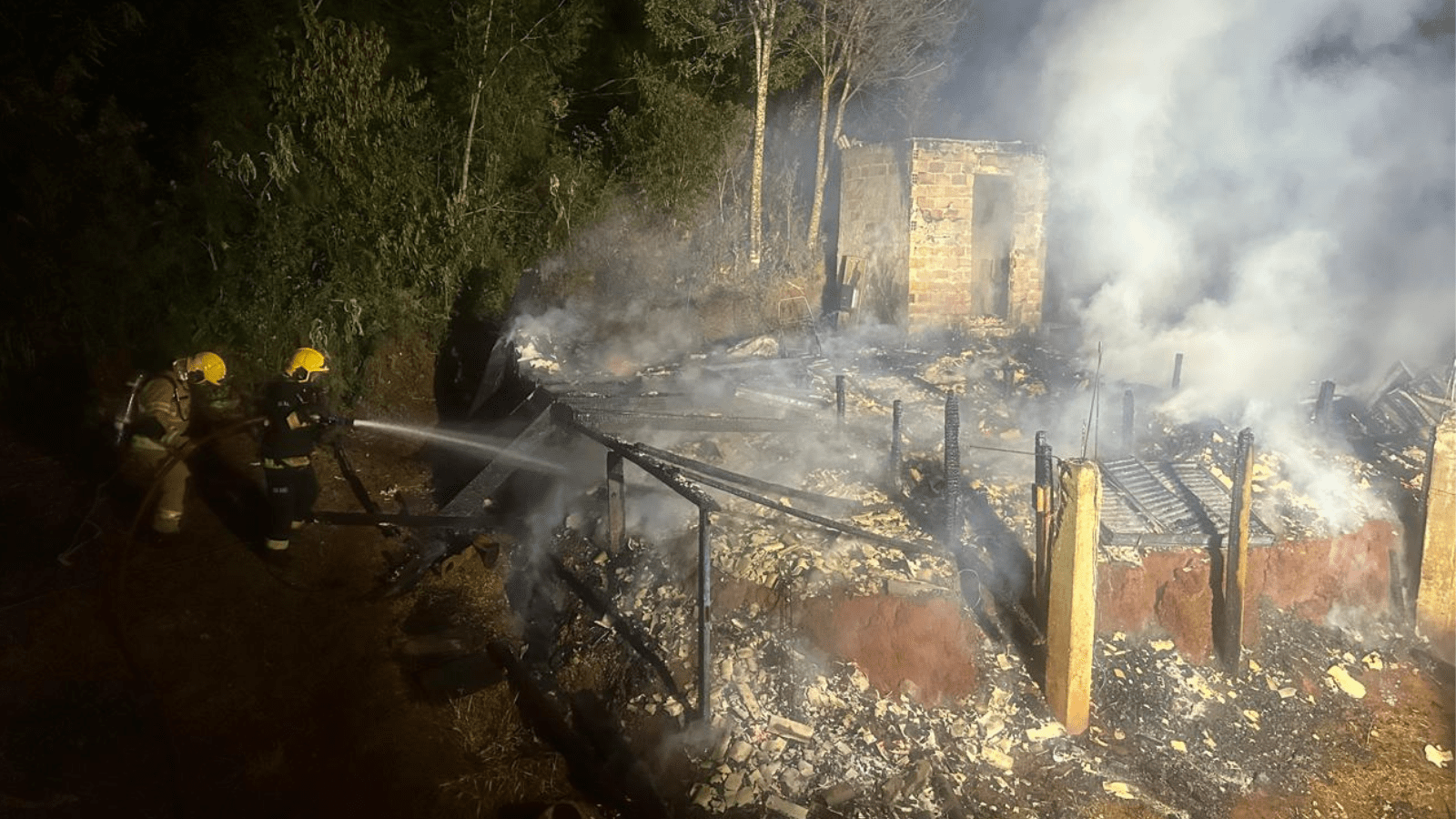 Incêndio destrói casa no interior de Xanxerê durante a madrugada