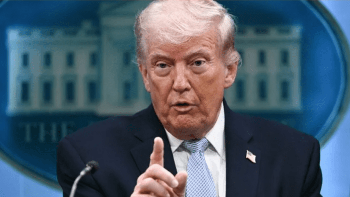 Donald Trump na Casa Branca com o dedo pra cima em ameaça.