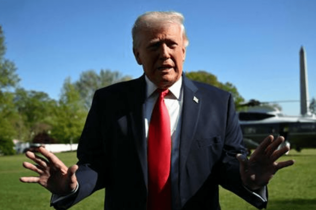 Donald Trump no gramado da Casa Branca com helic´[optero presidencial ao fundo