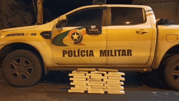 Caminhonete da Polícia Militar Rodoviária com 23 kg de maconha apreendidos em Abelardo Luz