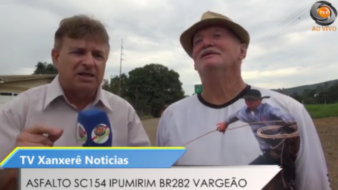 Jornalista Itacir Ribeiro entrevistando Irineu Bringhenti sobre asfalta entre Ipumirim e Vargeão
