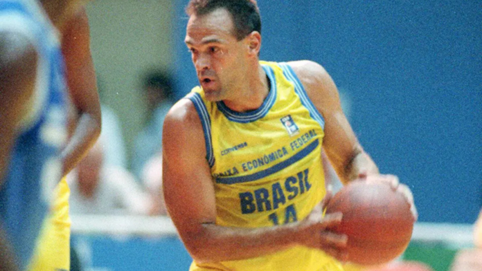 Jogador e lenda do basquete brasileiro Oscar Schmidt durante jogo pela selação