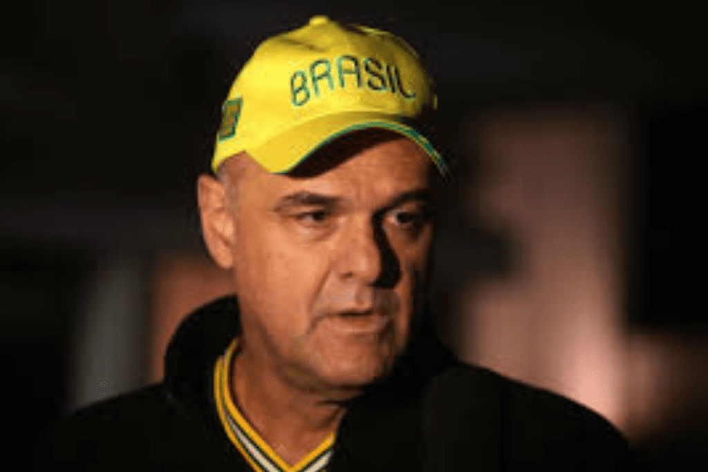 Oscar Schmidt com boné do Brasil e idade avançada