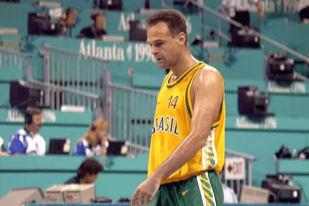 Oscar Schmidt jovem durante jogo da seleção brasileira ed basquete