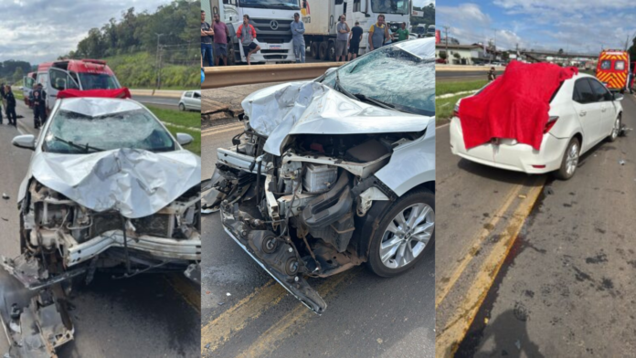 Carro com a frente danificada após colisão com motocicleta em acidente registrado em Chapecó