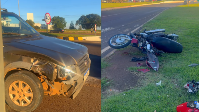 Fiat Uno com a frente batida e moto destruída caída no chão no trevo de acesso á Xanxerê