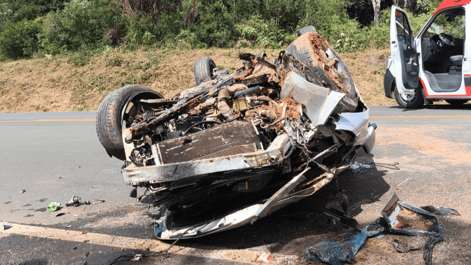 Veículo capotado após colisão frontal na BR-282 em Ponte Serrada