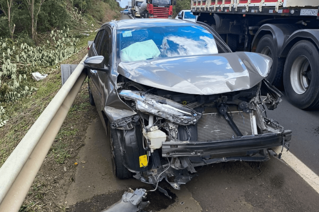 Veículo Yaris Cross ficou com a parte dianteira completamente destruída em colisão frontal em Ponte Serrada