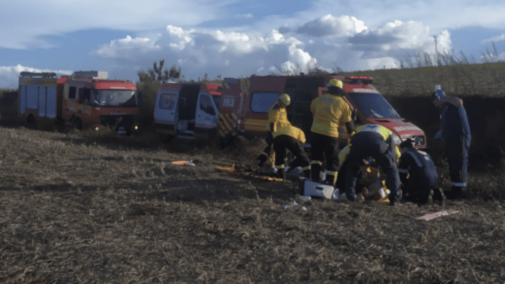 Bombeiros no meio a lavoura em atendimento ás vítimas de acidente no interior de Xanxerê