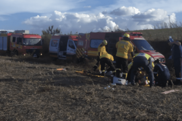 Bombeiros no meio a lavoura em atendimento ás vítimas de acidente no interior de Xanxerê