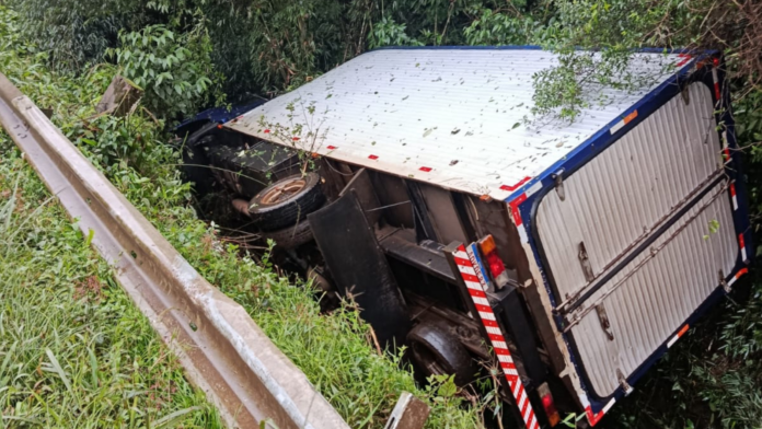 Caminhão fora da pista tombado na SC-155 em Xanxerê